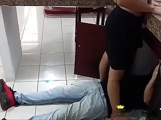 El plomero engre&iacute;do meti&oacute; la pipa en el culo del travieso de esposa infiel&comma; esposa traviesa pone los cuernos besom el plomero&comma; seduciendo al plomero que me destape la ca&ntilde;eria&period; Y