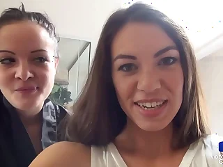 S&eacute;ance lesbienne dans la baignoire avec Tiffany et Dolly