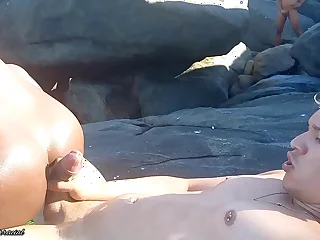 Pela primeira vez um sexo gostoso na praia&comma; com uma morena linda