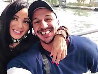 Chamei uma gostosa para conhecer uma ilha paradis&iacute;aca e comi o cu dela bem gostoso