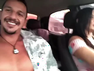 Pedi um uber a motorista me deu mole comi ela itsy-bitsy carro e gozei na boca dela ela ainda riu com a porra na boca